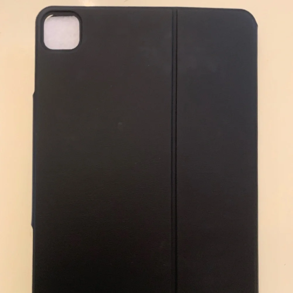 iPad 10.9 & 11 inch Keyboard Case / NO USB-C CHARGER INCLUDED